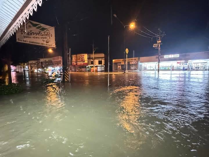 หน้า ม.รามคำแหง ต.ท้ายสำเภา อ.พระพรหม จ.นครศรีธรรมราช มีน้ำท่วมผิวจราจรค่อนข้างสูง แนะนำให้หลีกเลี่ยงเส้นทาง